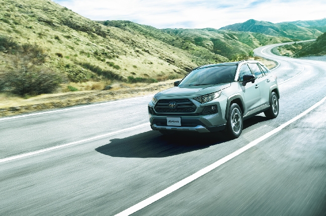 RAV4の燃費は？ハイブリッド・ガソリン・PHEVのモード別燃費も